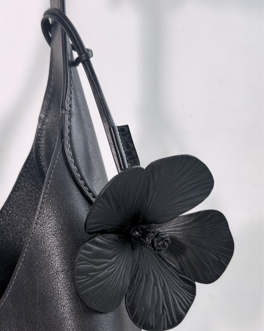 Gumamela Charm in Noir