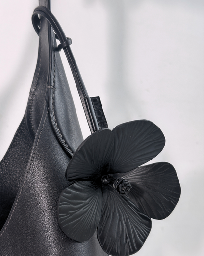 Gumamela Charm in Noir
